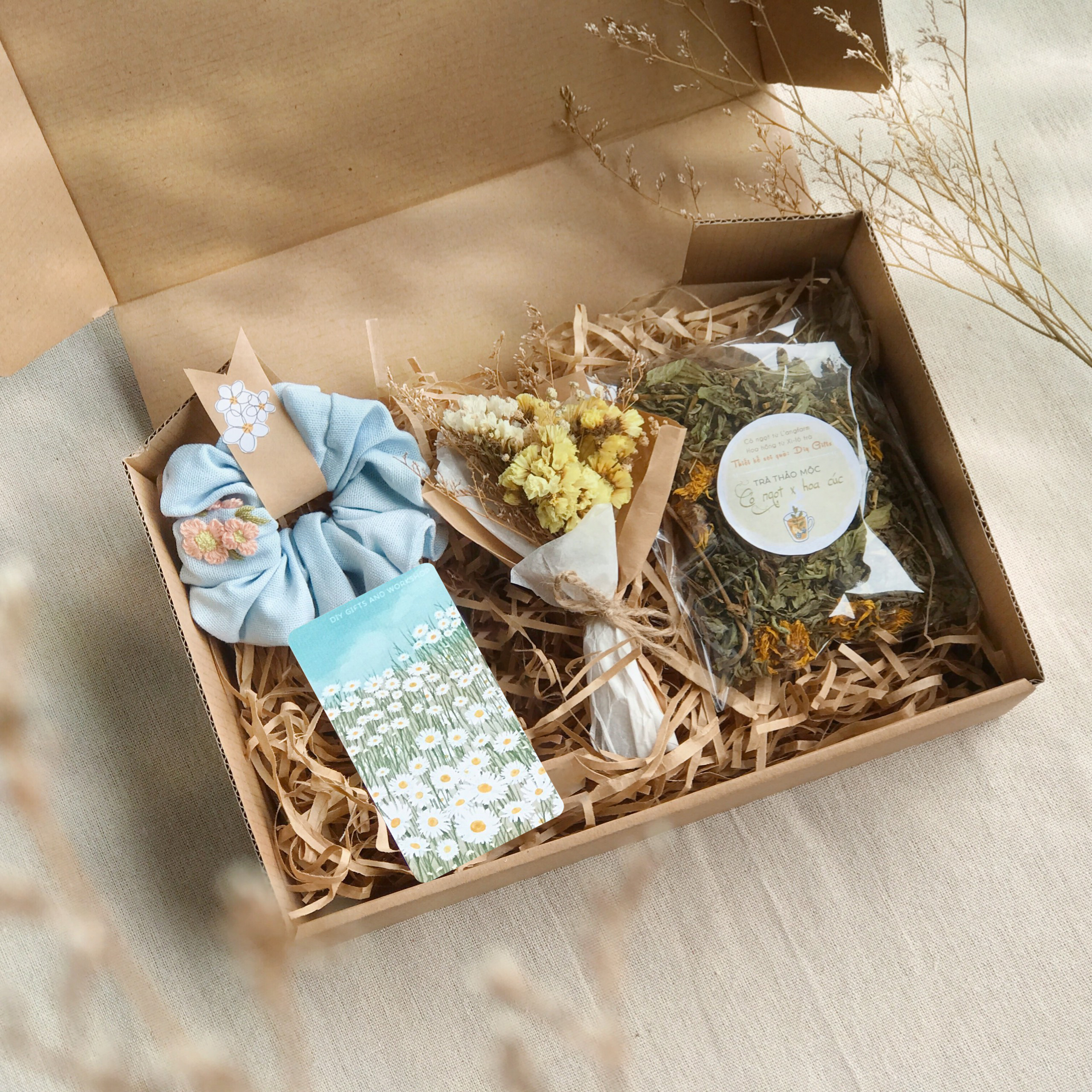 SET QUÀ TẶNG NẾN THƠM, HOA, TRÀ, CỘT TÓC LINEN THÊU TAY, HỘP QUÀ TẶNG BẠN GÁI, QUÀ TẶNG SINH NHẬT, VALENTINE