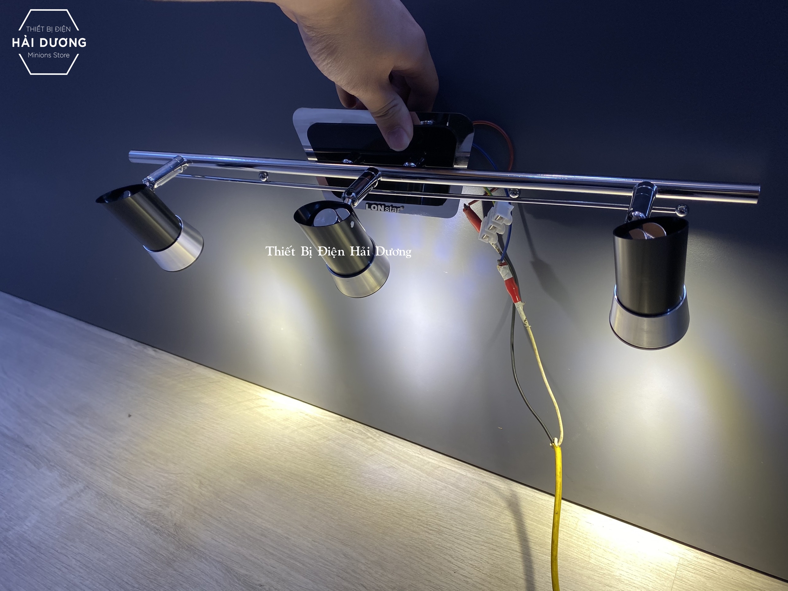 Đèn soi tranh - Đèn rọi gương Led model 8149/3 15w Ánh Sáng vàng - Điều chỉnh được góc chiếu