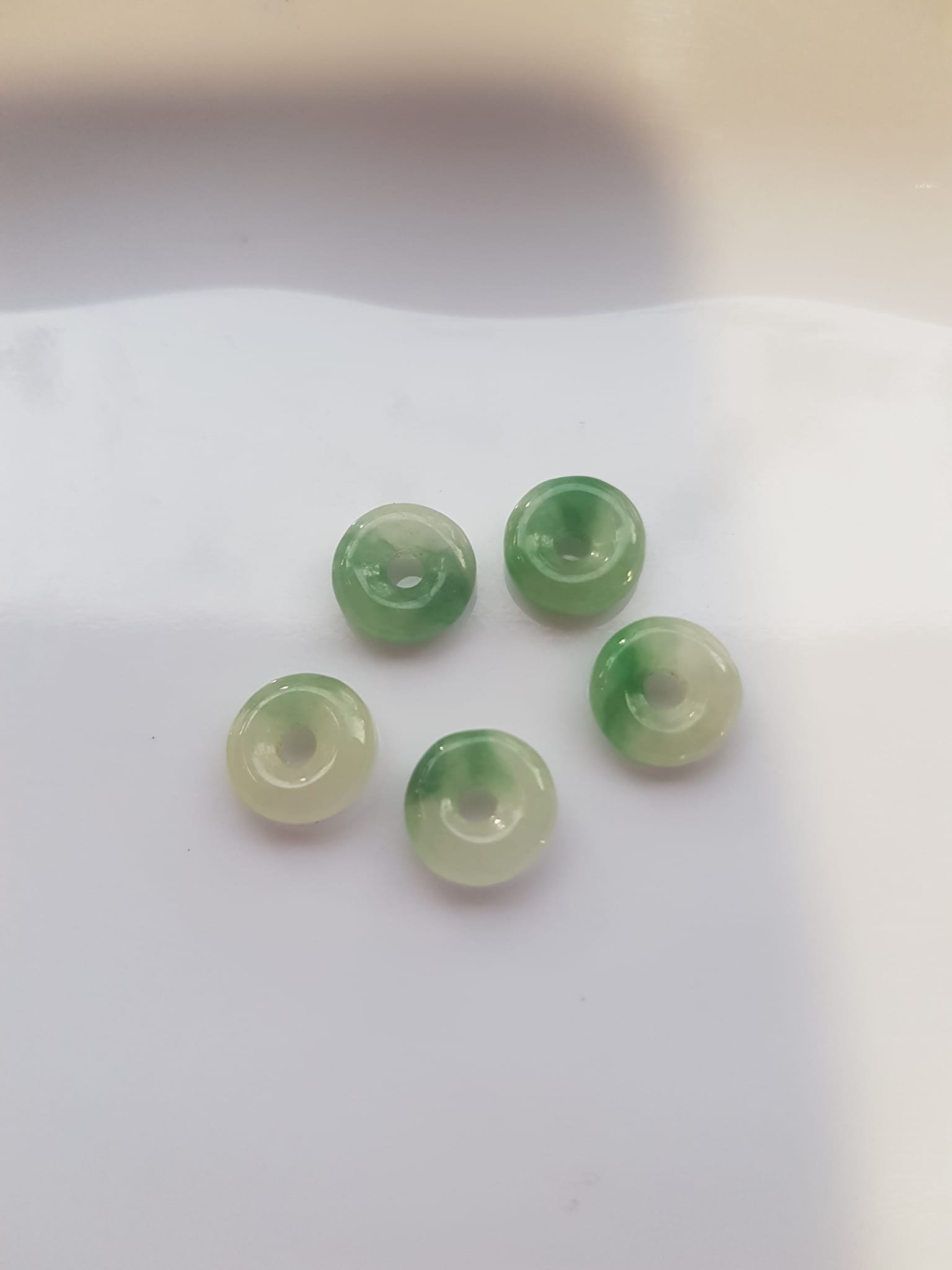 Bộ Trang sức Charm Vòng Tay gồm 5 đồng tiền may mắn tài lộc  Chất liệu đá cẩm thạch xanh Ngọc trắng tự nhiên bóng đẹp  Size hạt đk 9mm x đk cao 3mm x lỗ giữa đồng tiền 2mm nữ phối vòng tay và làm mặt dây chuyền đeo đẹp ạ