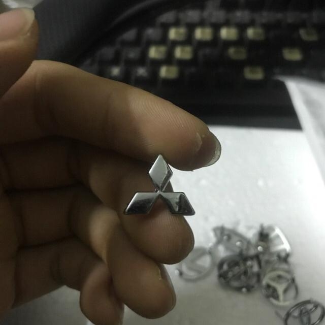 Logo các dòng xe ô tô bằng kim loại - chọn mẫu