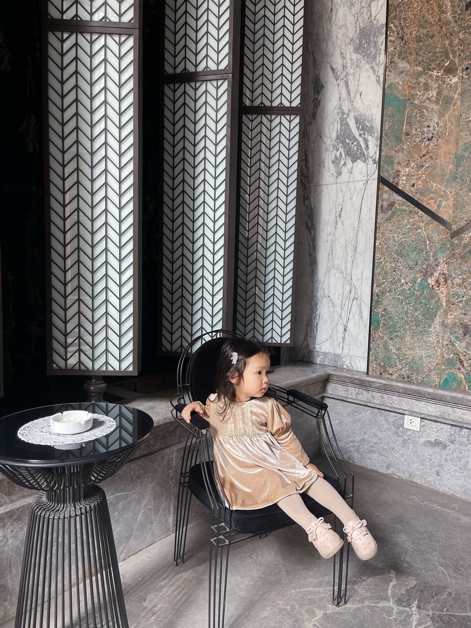 Váy nhung tay bồng 3 ren ngực màu be Lennco
