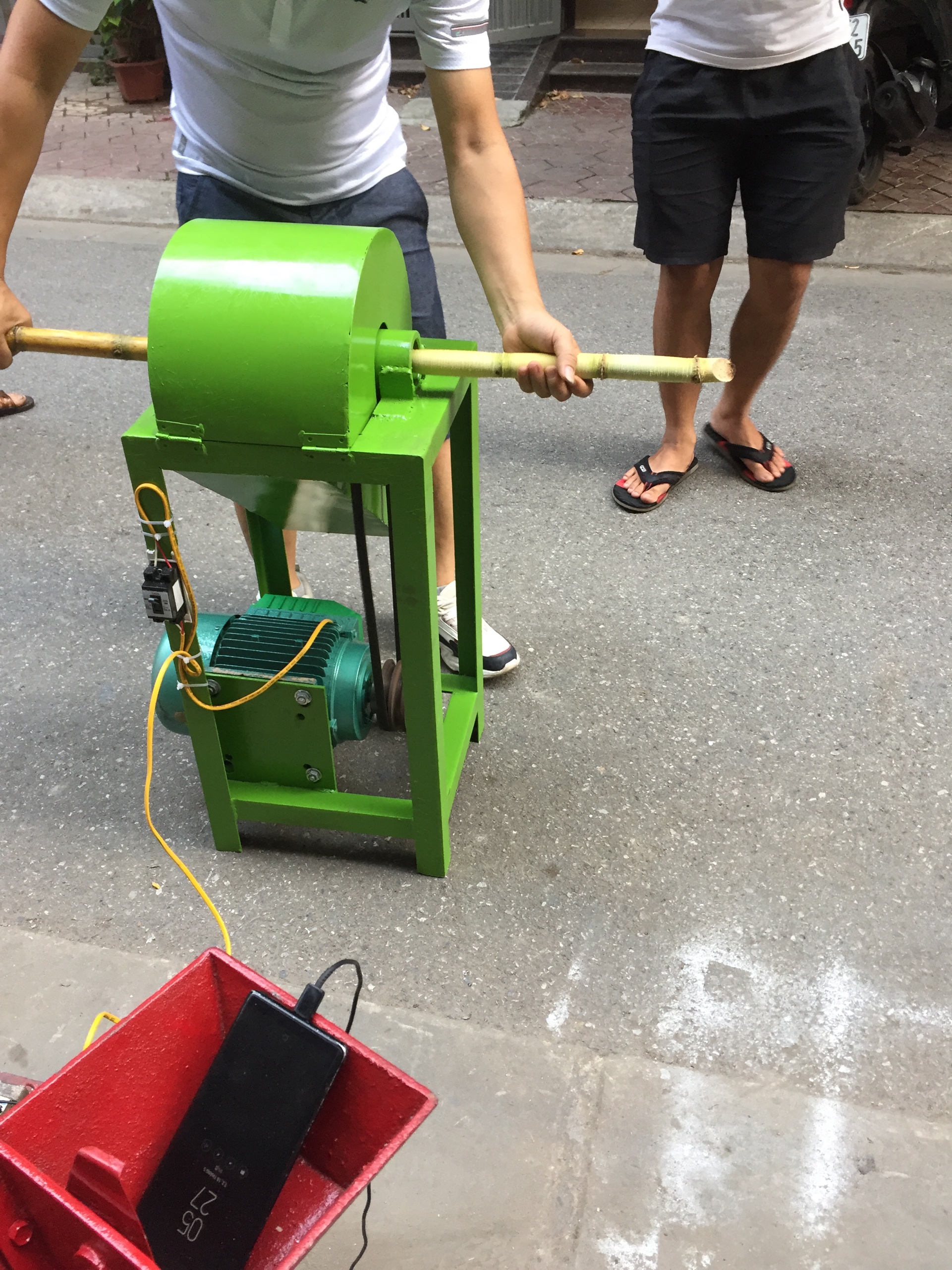 Máy bào vỏ mía mini tự động,máy cạo vỏ mía tự động.