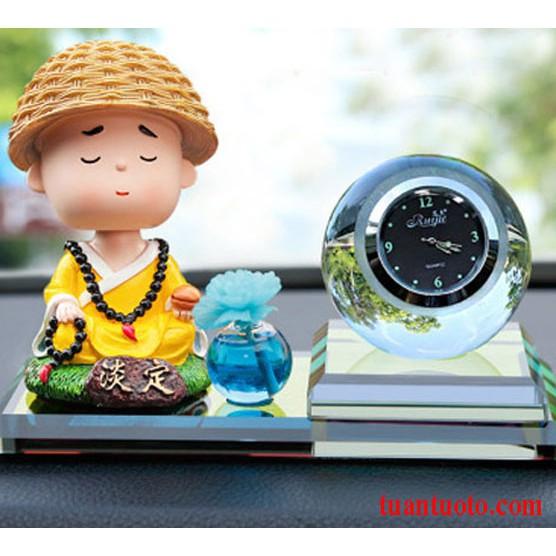 Tượng tiểu hòa thượng, cầu pha lê và nước hoa trang trí ô tô