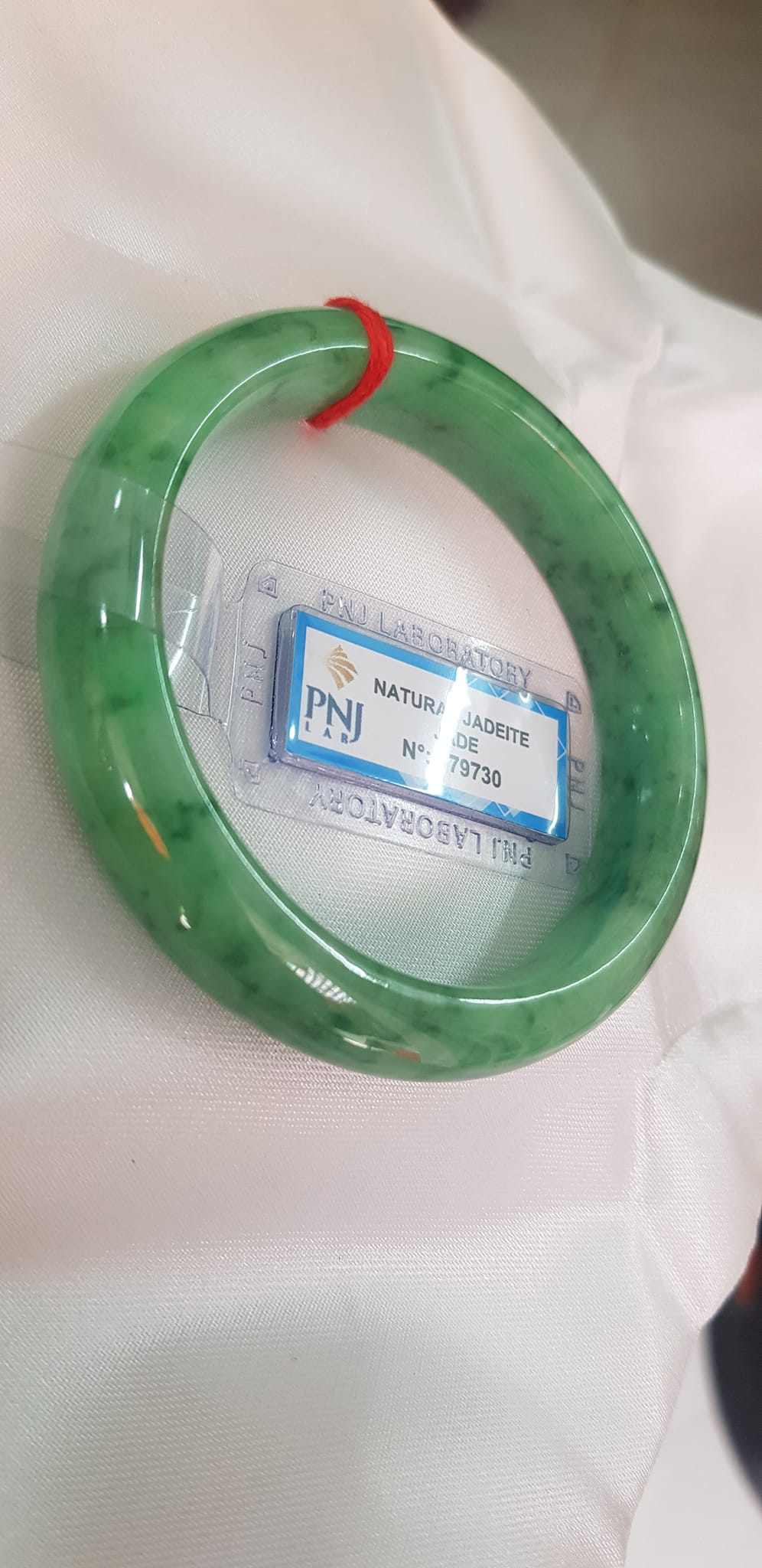 Vòng Cẩm Thạch tự nhiên Vip Bản Hẹ ĐL Ni 56mm x Cao 12mm x dầy 7,8mm Vòng kiểm định P No 179730 màu Xanh Lý Đều bóng vân đậu lý cưng quá mượt đẹp Nữ mệnh Mộc Thủy Hỏa cân nặng 54kg - 63kg đeo rất đẹp sang tay ạ