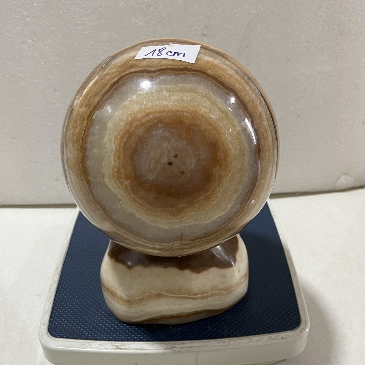 Cầu bi đá tự nhiên đường kính 18 cm, nặng 11 kg có đế màu vàng vân cực đẹp cho người mệnh Kim và Thổ