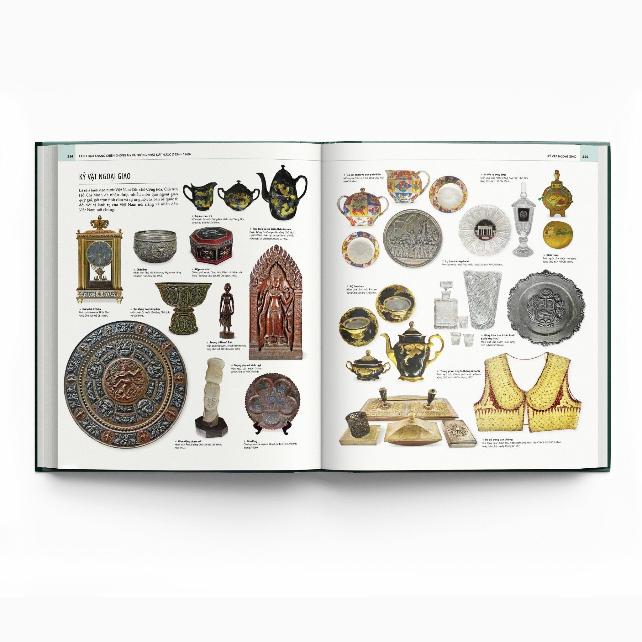 Sách Hồ Chí Minh - Tiểu Sử Bằng Hình (Gần 700 Tranh Ảnh Và Bản Đồ)