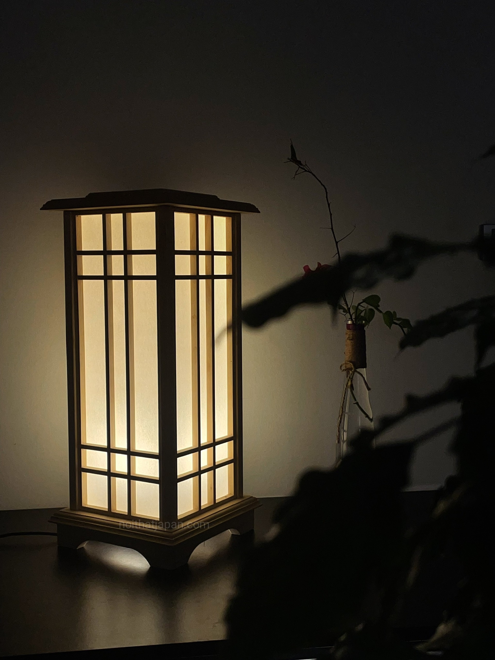 Đèn gỗ để sàn phòng trà Nhật, đèn gỗ phòng thiền, chất liệu gỗ tự nhiên kết hợp tấm Shoji Nhật kt 25*25*55cm, màu vàng sáng gồm đèn léd