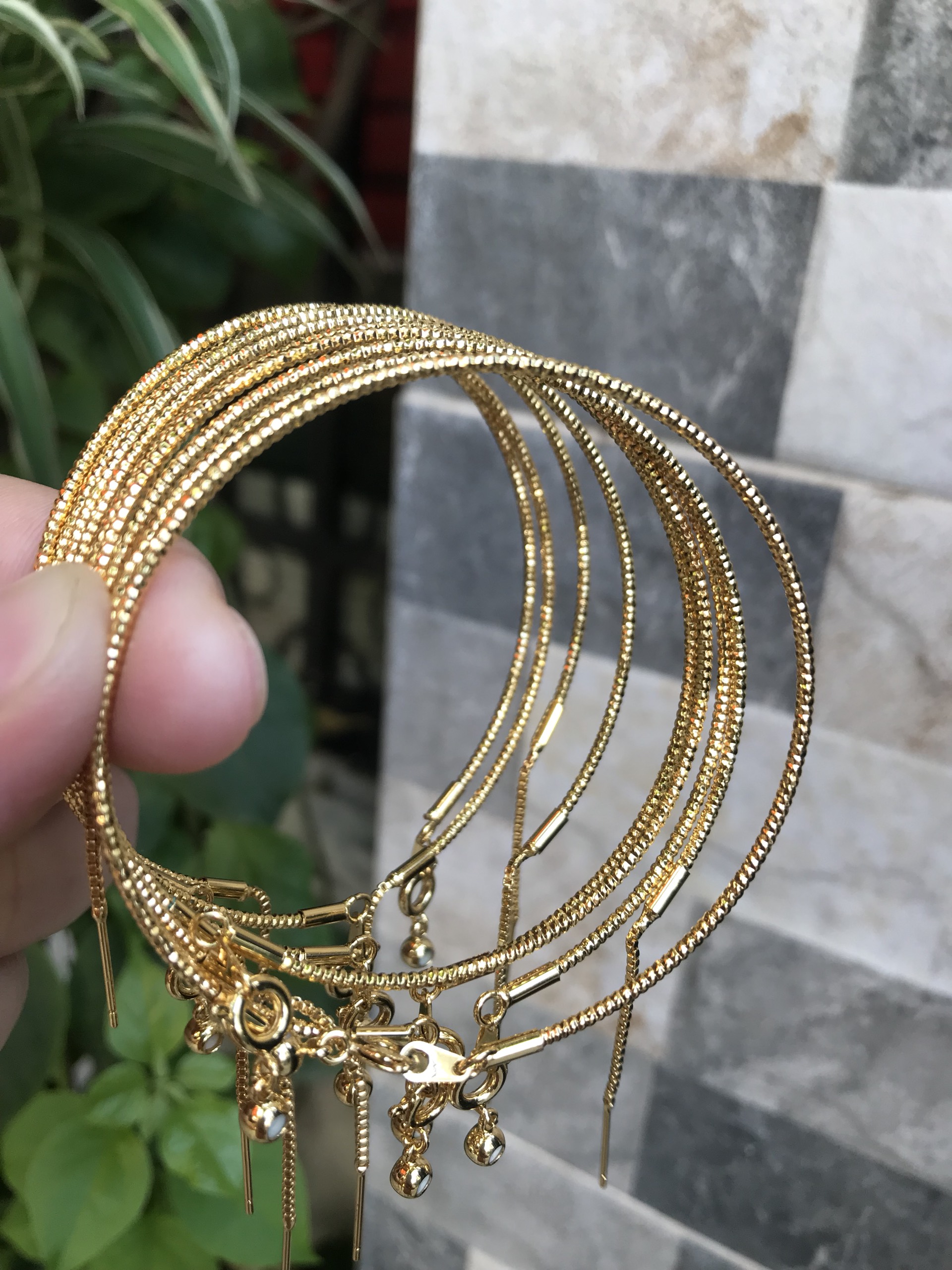 Vòng tay nữ mạ vàng các Chị về phối với hạt charm của mình đeo tay xinh lắm  ạ