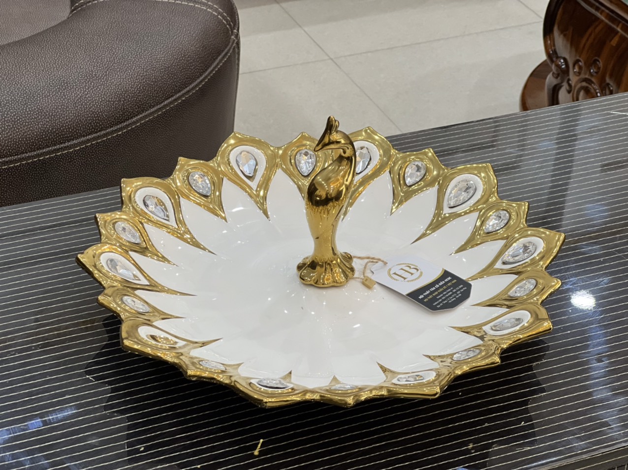 Đĩa đựng hoa quả tròn sứ phong cách tân cổ điển CB31 với họa tiết hình công đính pha lê xung quanh sang trọng