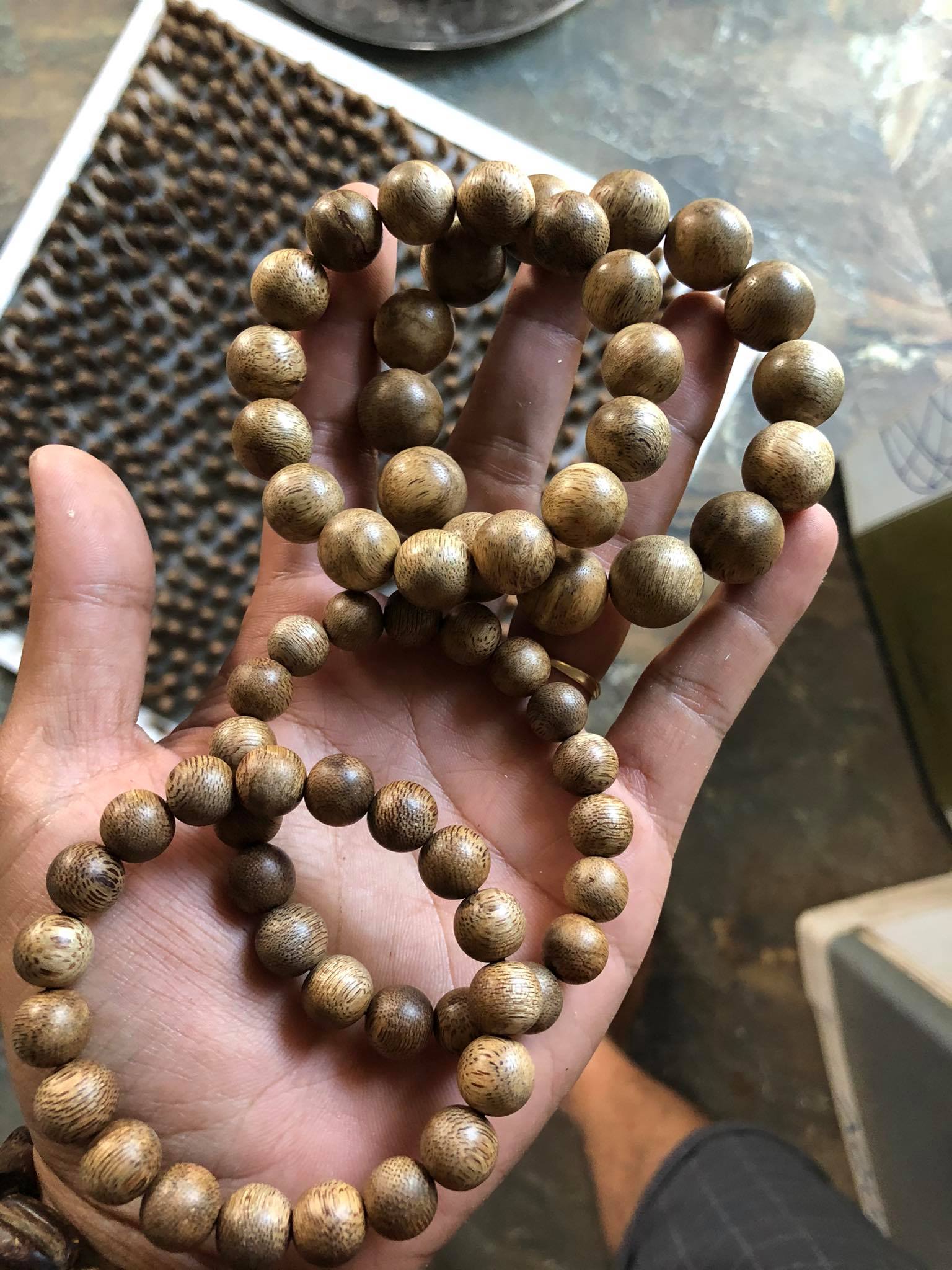 Vòng tay trầm hương đi kèm hộp gấm siêu đẹp ,Trầm hương Quảng Bình của Việt Nam