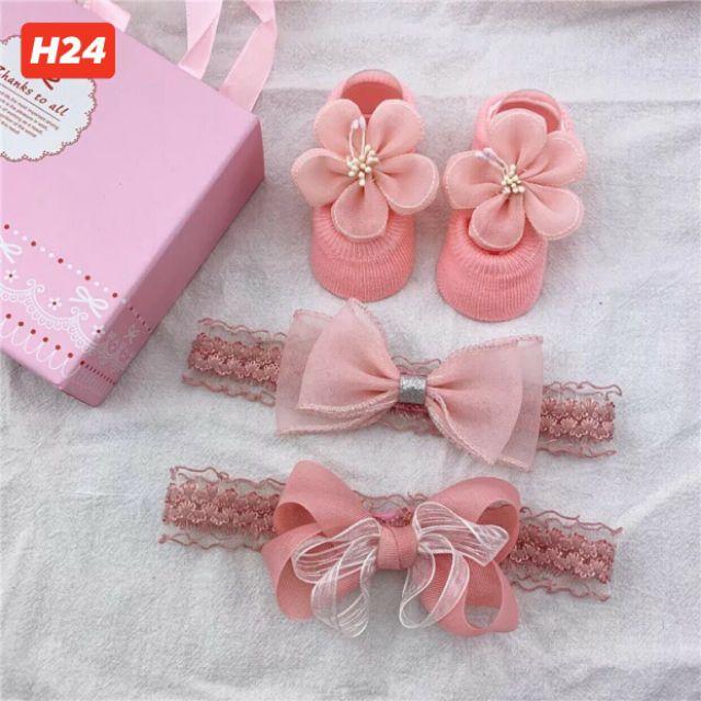 Set quà tặng đầy tháng bé gái 3 món: 1 giày 2 băng đô Turban cho bé gái