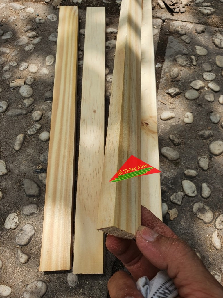 Thanh gỗ thông vuông mới đẹp dài 40cm, rộng 3cm, dày 1.5cm đã bào láng đẹp 4 mặt rất thích hợp làm nẹp, làm khung sườn