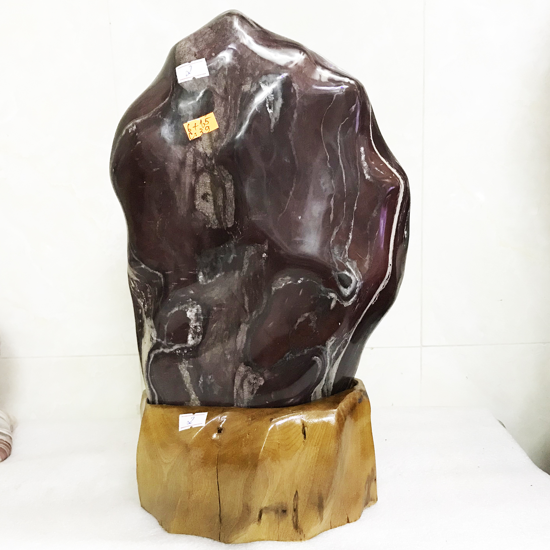Cây đá phong thủy màu đỏ mận chín nặng 8 kg, cao 35 cm cho người mệnh Thổ và Hỏa, đá tự nhiên chất đá canxiden