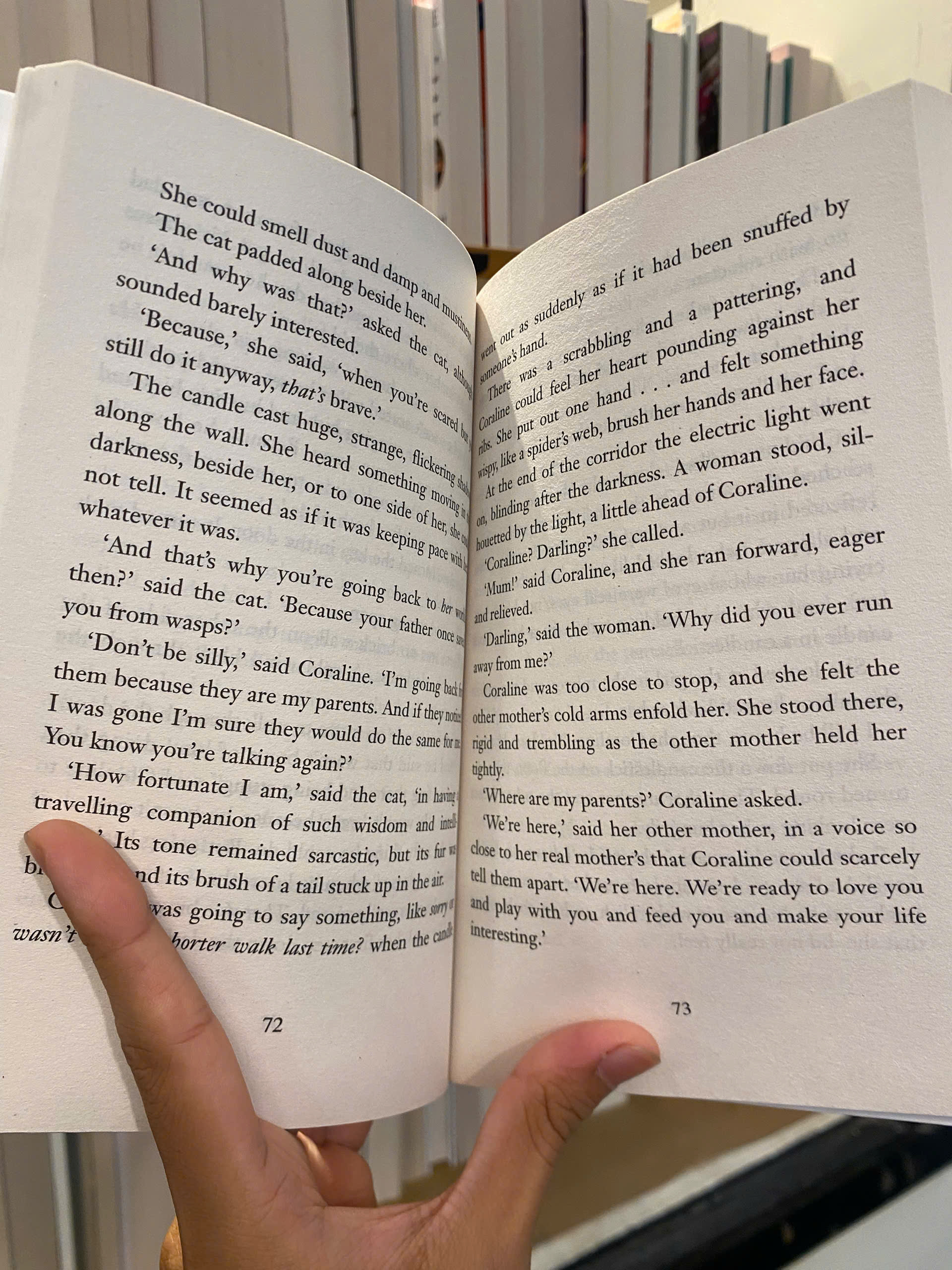 Sách - Coraline by Neil Gaiman - Fantasy/Horror/Fiction book in English - Sách Ngoại Văn Nhập Khẩu