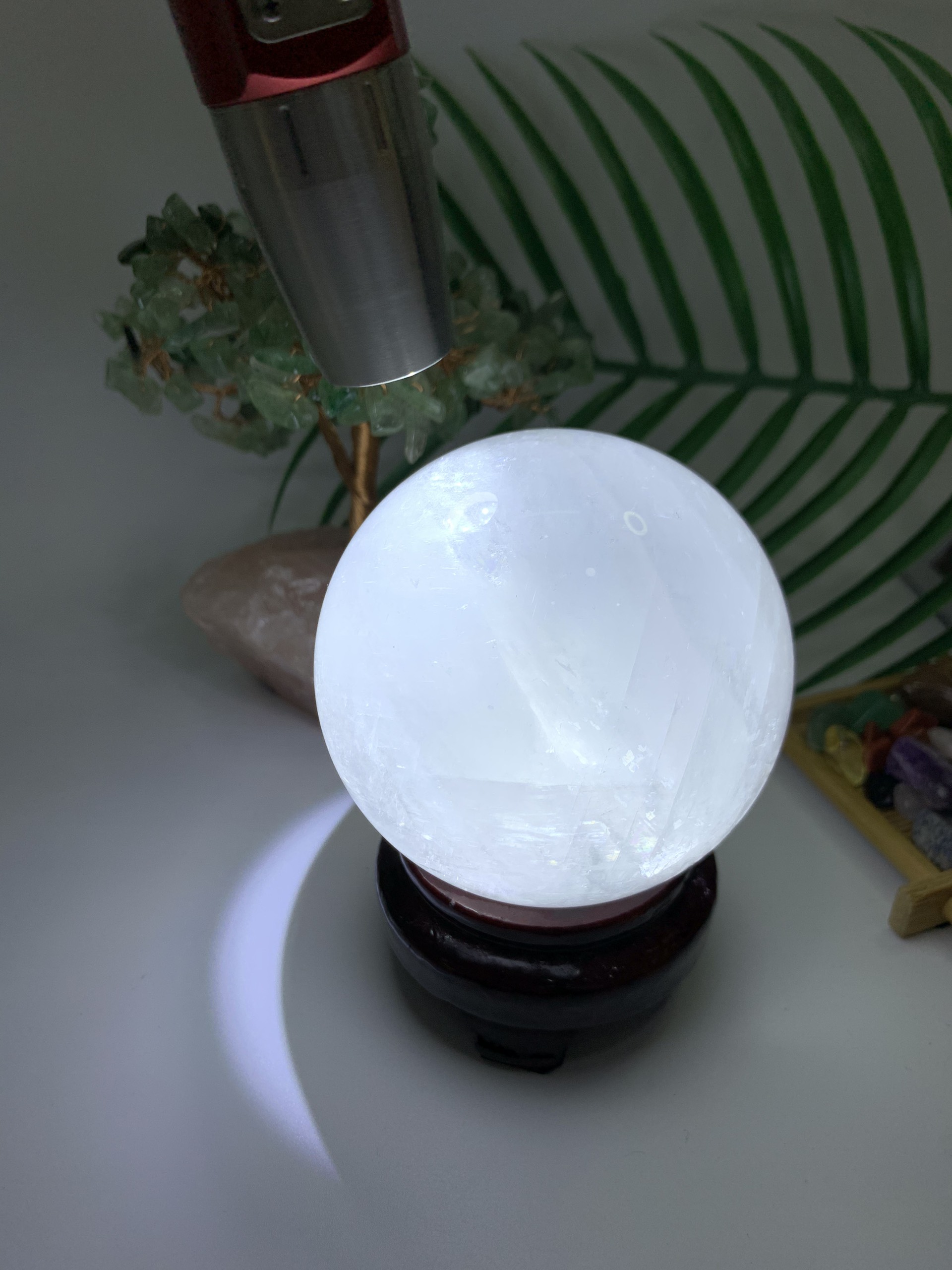 Quả cầu phong thủy đá Thạch Anh trắng 4A - 900gr - 9,8cm ; Hợp Mệnh : Thủy, Kim, Thổ hoặc Hỏa ; Ý Nghĩa : Là biểu tượng của thành công, chiêu tài hóa sát, mang lại vận may, công việc thuận lợi, suôn sẻ ...
