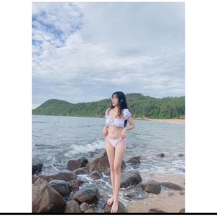 Set bikini đồ bơi 2 mảnh Hiền Hồ tay bồng chip màu trắng áo cúp ngực tay con xinh xắn VATIXA BKN46