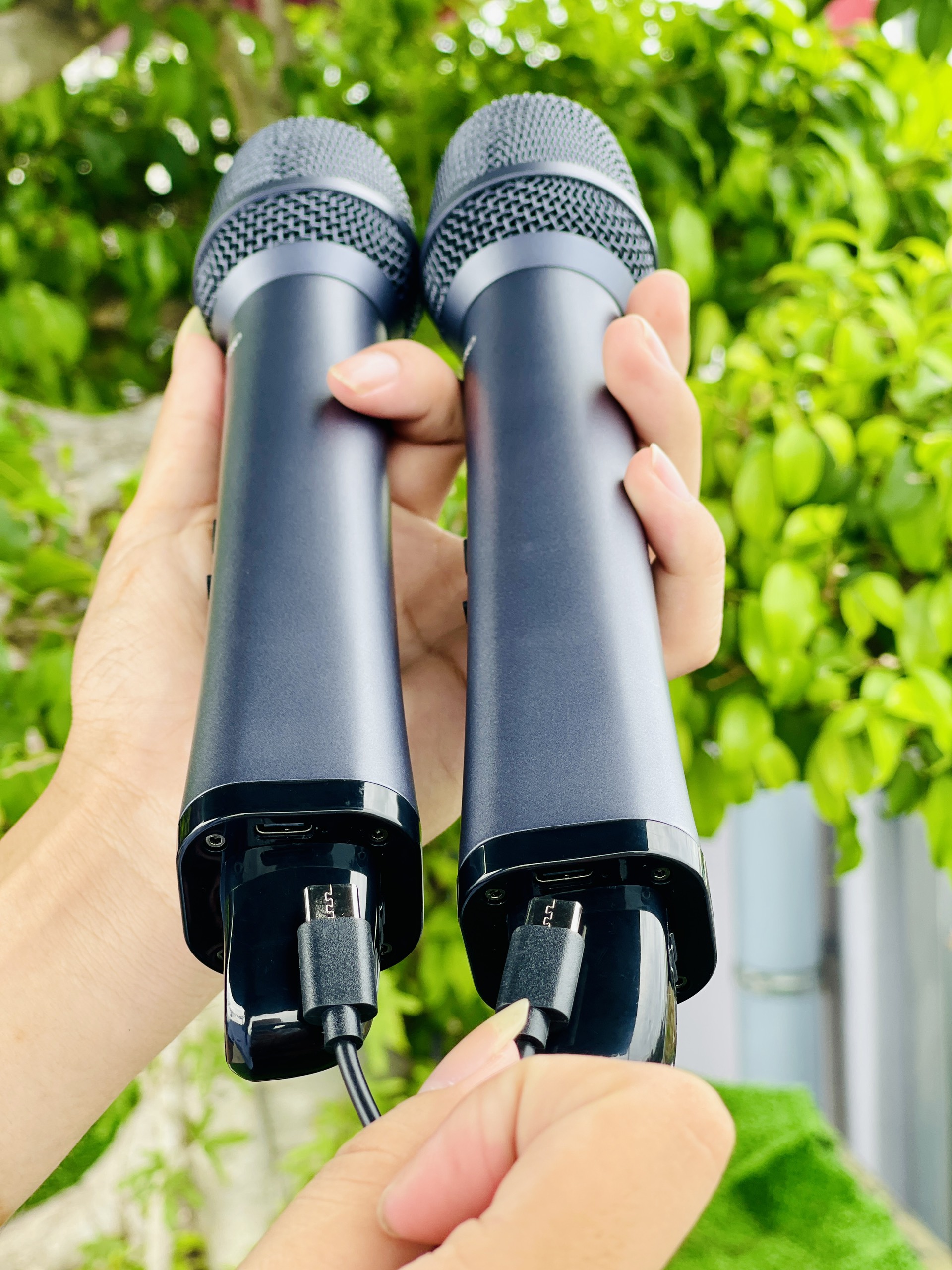 Micro Không Dây Cao Cấp MTMAX H2PRO - Cao Cấp Với Khả Năng Pin Nam Châm Hút Tự Động Sạc. Khả Năng Bắt Sóng Cao 50 - 100M, Chuyên Dùng Cho Karaoke Gia Đình, Phòng Trà, Quán Bar, Bảo Hành 12 Tháng. hàng chính hãng