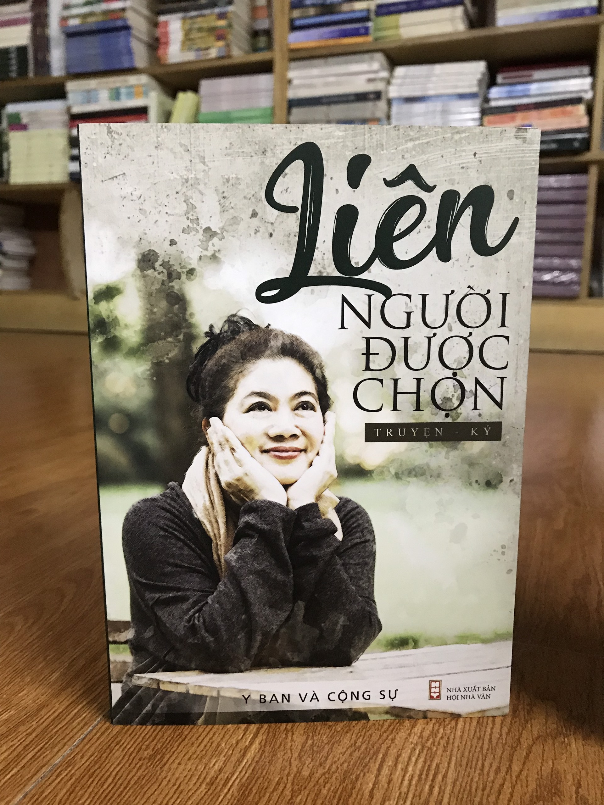 Combo sách hay: Liên người được chọn + Bước chậm lại giữa thế gian vội vã + Tìm em giữa ngàn sao lấp lánh