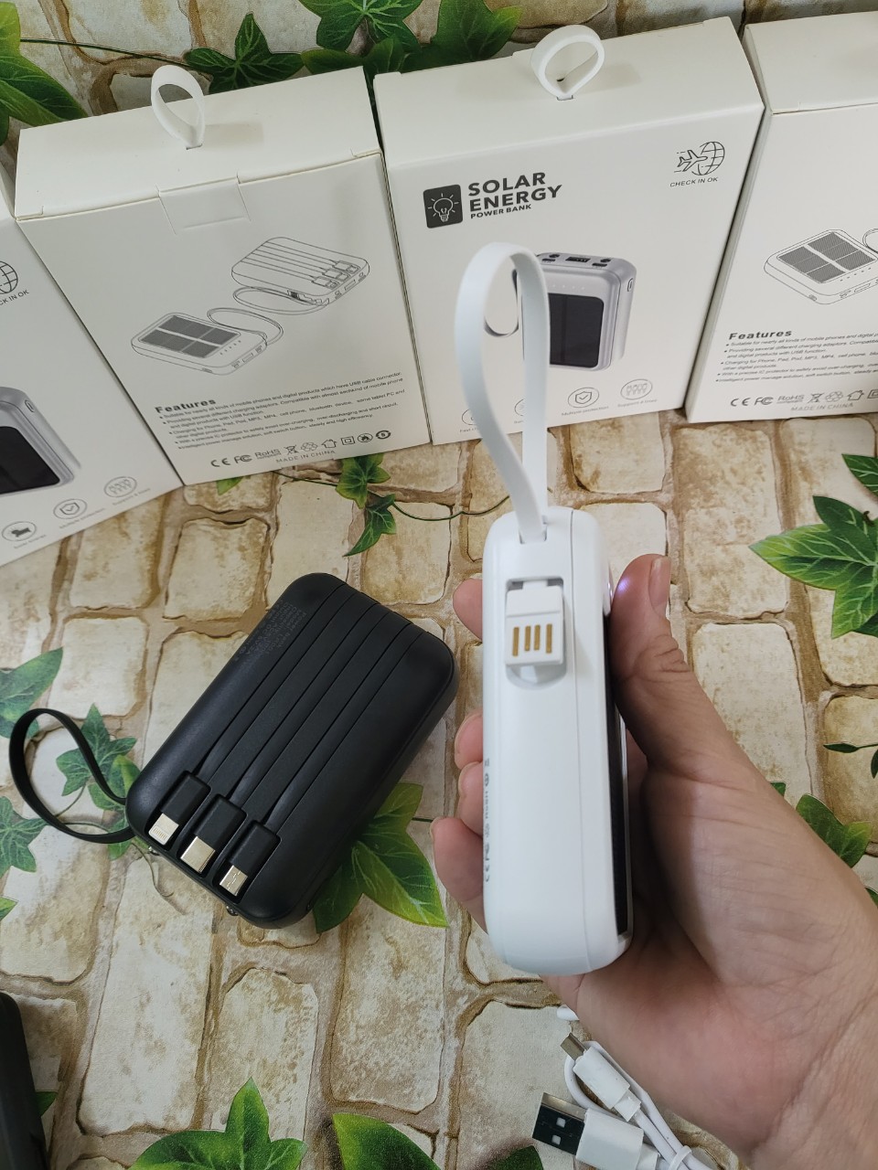 Pin Dự Phòng Năng Lượng Mặt Trời Power Bank Dung Lượng 10000mAh Sẵn Cáp Sạc TẶNG KÈM ĐÈN PIN MINI