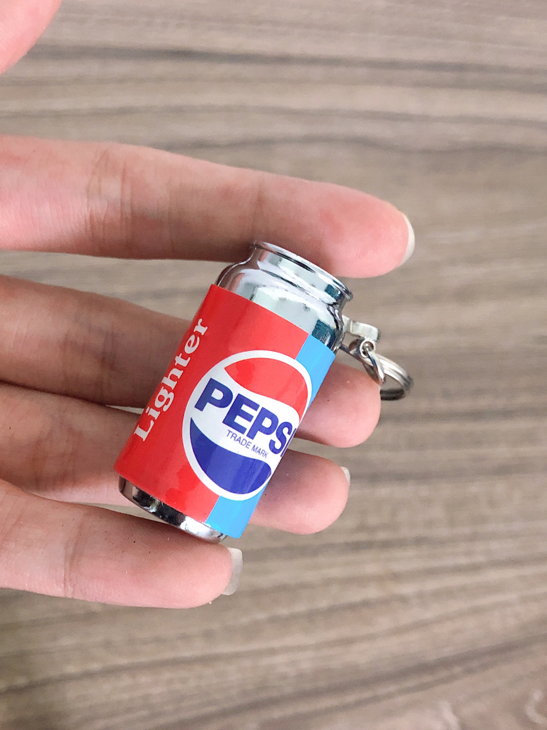 Hột quẹt bật lửa móc khóa hình lon nước ngọt Pepsi mini (xài ga)