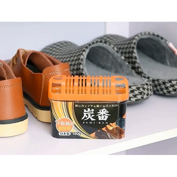 Sáp khử mùi tủ giày Kokubo, với chiết xuất từ than hoạt tính giúp tủ giày luôn sạch sẽ, thơm tho đồng thời kháng khuẩn, khử mùi - nội địa Nhật Bản