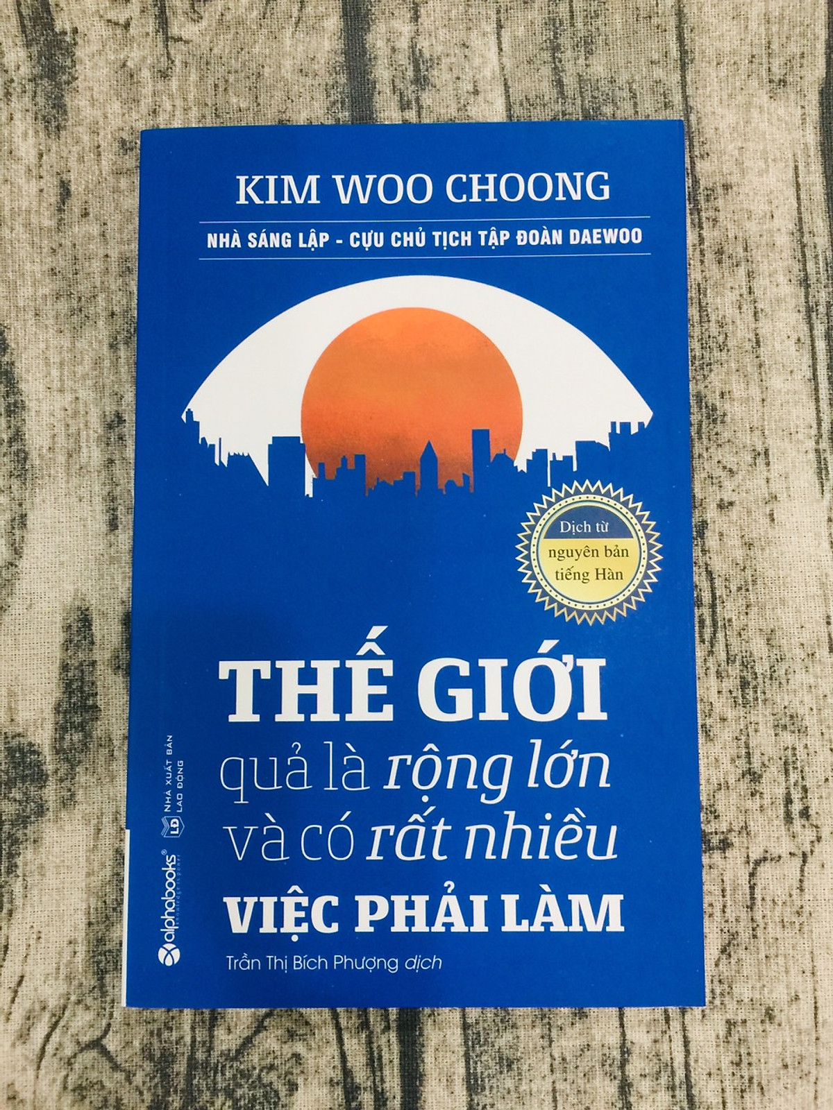 Trạm Đọc Official | Thế Giới Quả Là Rộng Lớn Và Có Rất Nhiều Việc Phải Làm (Tái Bản)