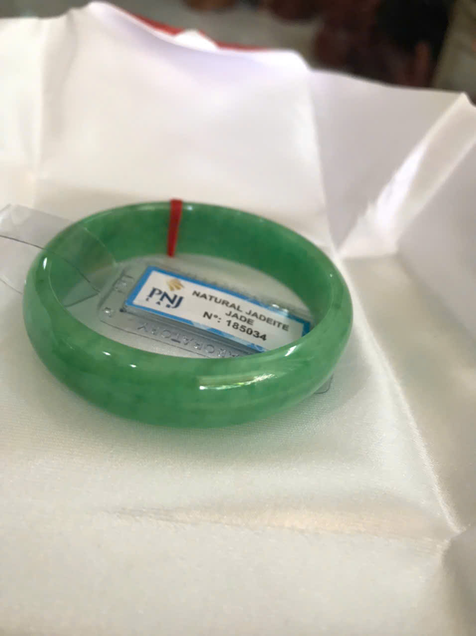 Vòng Tay Nữ Đá Ngọc Cẩm Thạch Tự Nhiên Bản Hẹ Sịn Đậu Lý Sao Ni 48mm Cao 12mm Dầy 6mm đã kiểm định kèm giấy chứng nhận P No 185034 Màu Xanh ngọc lý tươi bóng đều đẹp nữ tay nhỏ 35kg - 48kg ạ