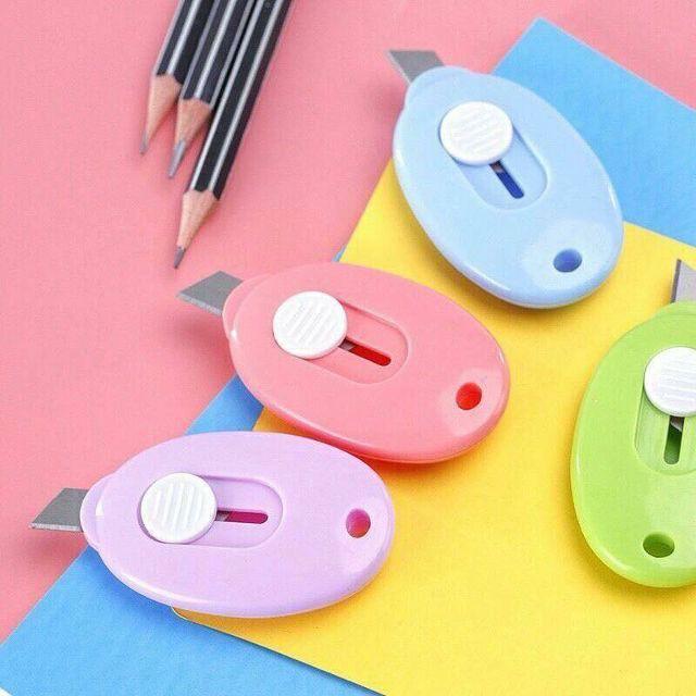 Combo 50 MÓC KHÓA KÈM DAO RỌC GIẤY MINI DELI 00249