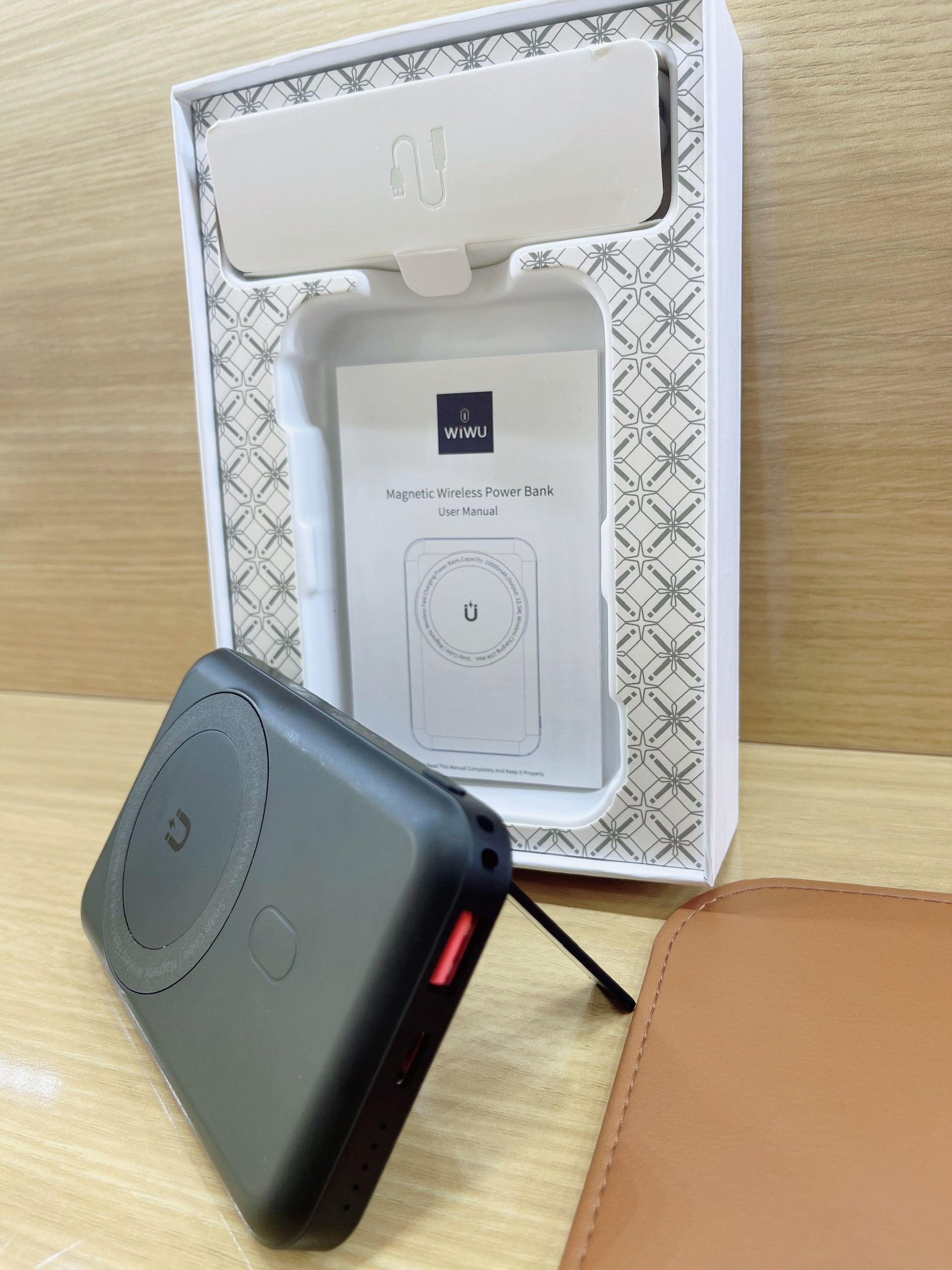 Sạc Nhanh Không Dây Wiwu Snap Cube Dành Cho Iphone 12, Iphone 13 Pin Dự Phòng 10000mAh - Hàng Chính Hãng