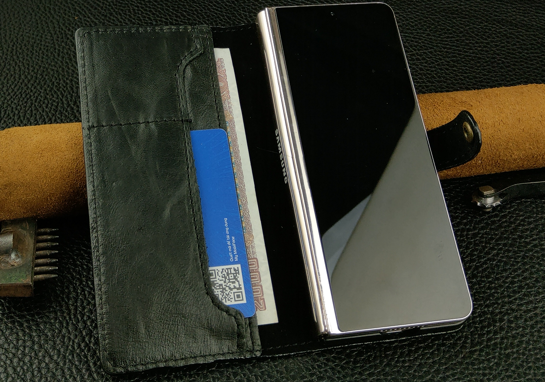 Bao da cho điện thoại Galaxy Z Fold4 có quai cài da bò thật