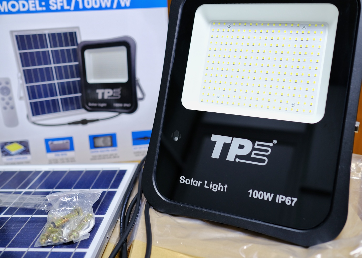 LED Pha - Năng Lượng Mặt Trời (Nhôm Nguyên Khối), Thương hiệu (TPE) Tiến Phát 60W, 100W, 200W chính hãng