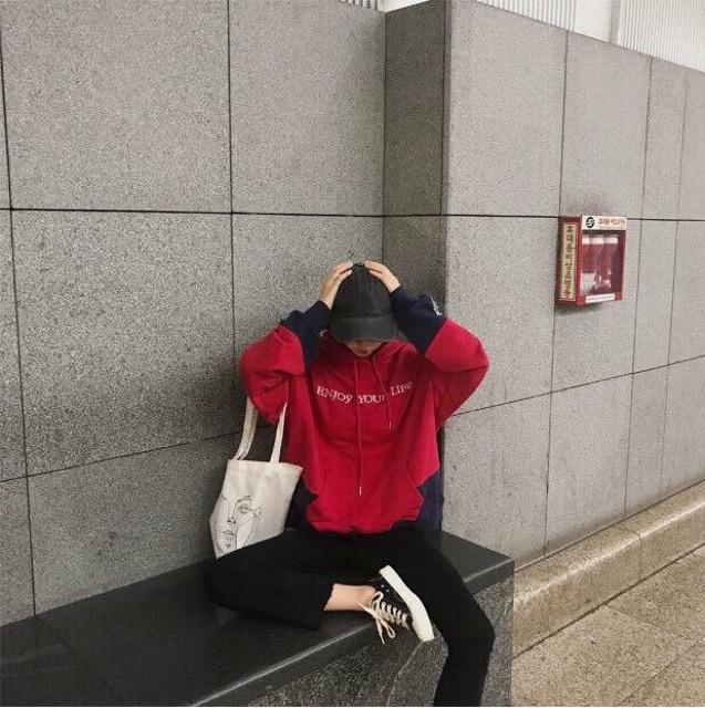Hoodie đỏ túi xanh thêu Enjoy