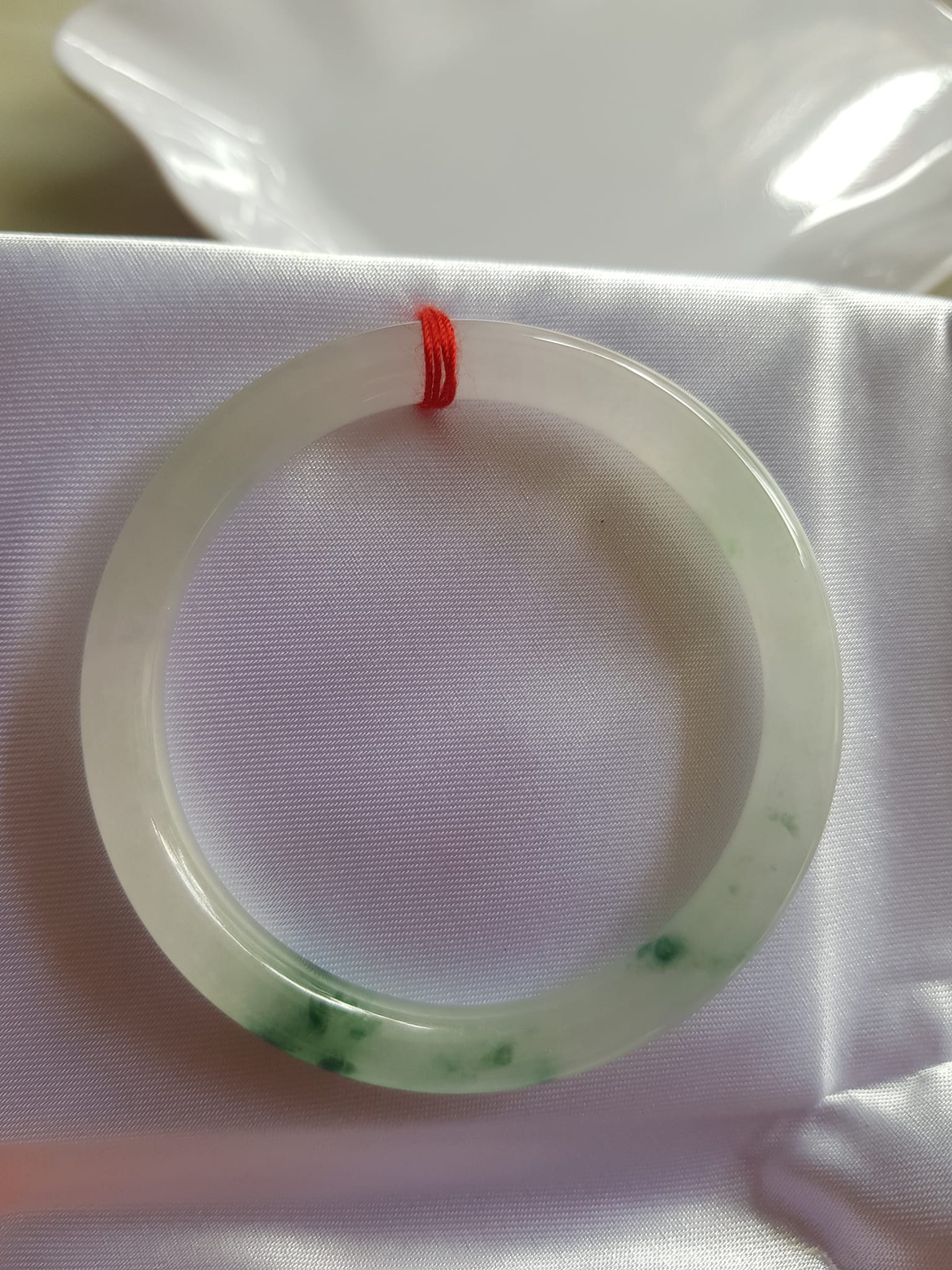 Vòng đeo tay Nữ đá cẩm thạch tự nhiên Tím Lý 50mm x cọng nhỏ 6,2 mm màu trắng bóng 1 bên xanh lý đậm ánh tím nhẹ thiệt đẹp Màu trắng bóng 1 bên xanh lý đậm ánh tím nhẹ thiệt đẹp Nữ cân Nặng 50kg-55kg đeo đẹp ạ