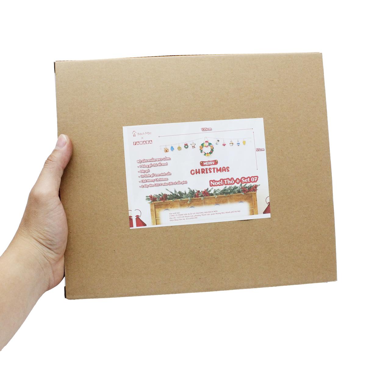 Dây Hình Gỗ Treo Tường Trang Trí Giáng Sinh - Bách Mộc - Ông Già Noel Cầm Cây Thông