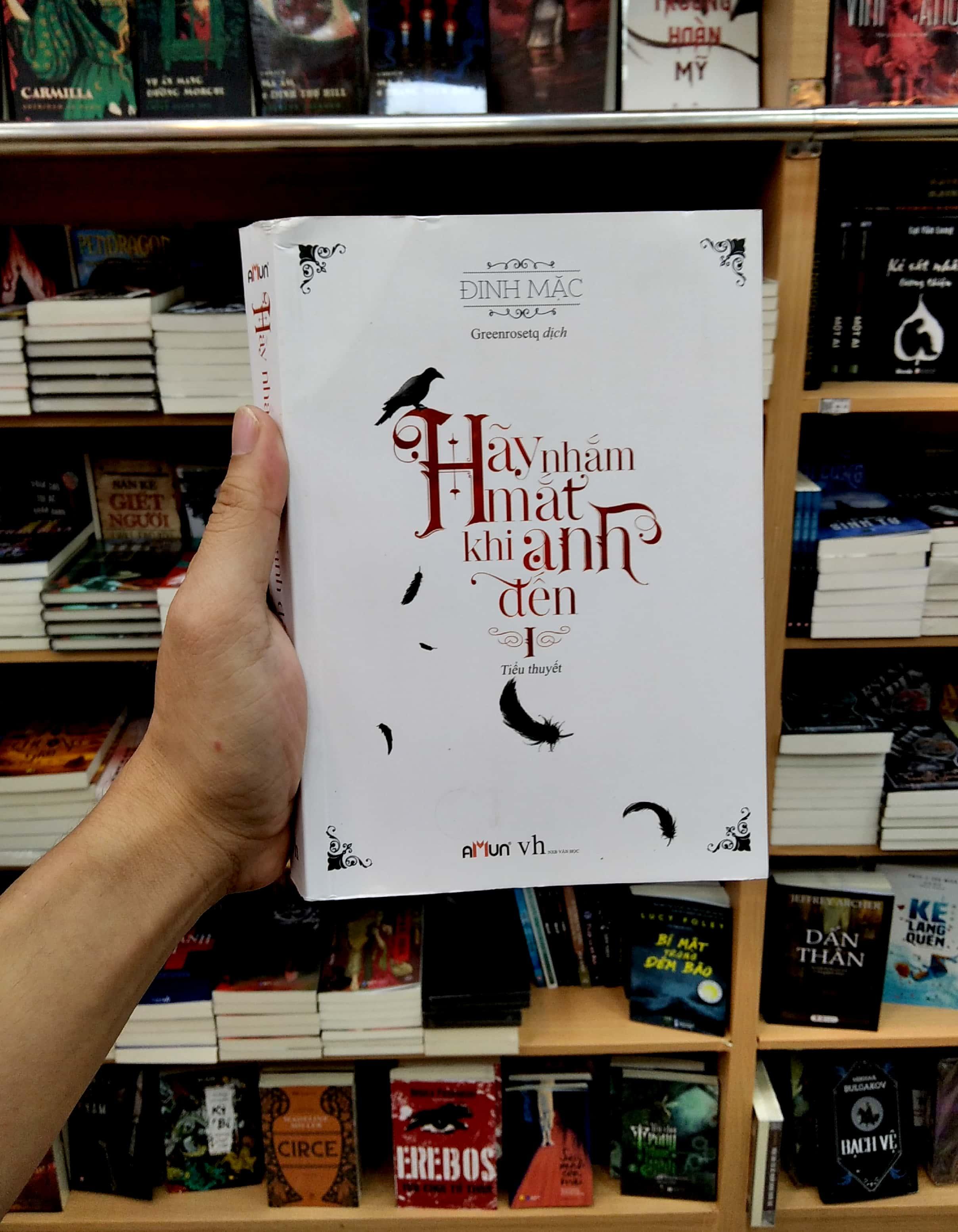 Hãy Nhắm Mắt Khi Anh Đến - Tập 1 (Tái Bản 2019)