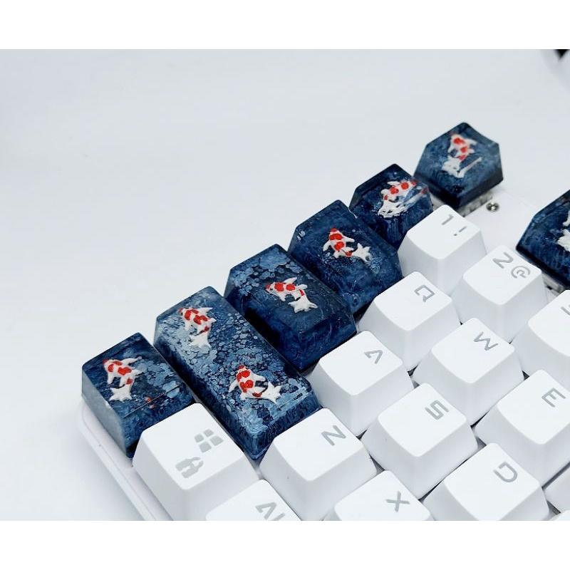 Set keycap cá koi tone đen xám trang trí bàn phím cơ.