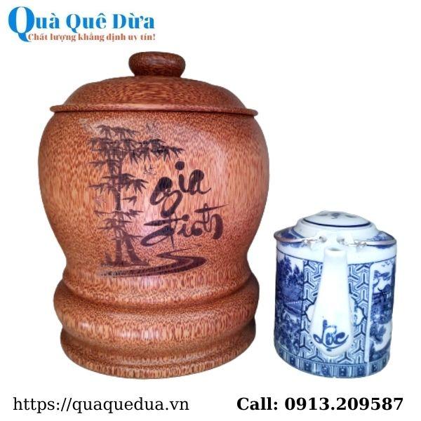 Bộ Bình Trà Gỗ Dừa Khắc Hoa Văn Lồng Chữ "Cát Tường" Và Bình Trà 700 - 950ml - Sản Phẩm Được Sản Xuất Tại Bến Tre