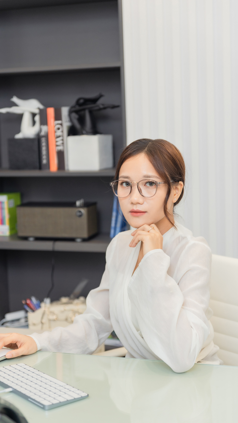 Áo sơ mi kiểu chất tơ, hai vạt thắt tự do Ellie thiết kế cao cấp WHITE CHIC