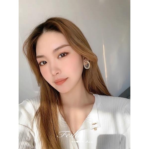 Hoa tai hình hoa khắc nổi đính hạt nhựa phong cách thanh lịch- Arora boutique
