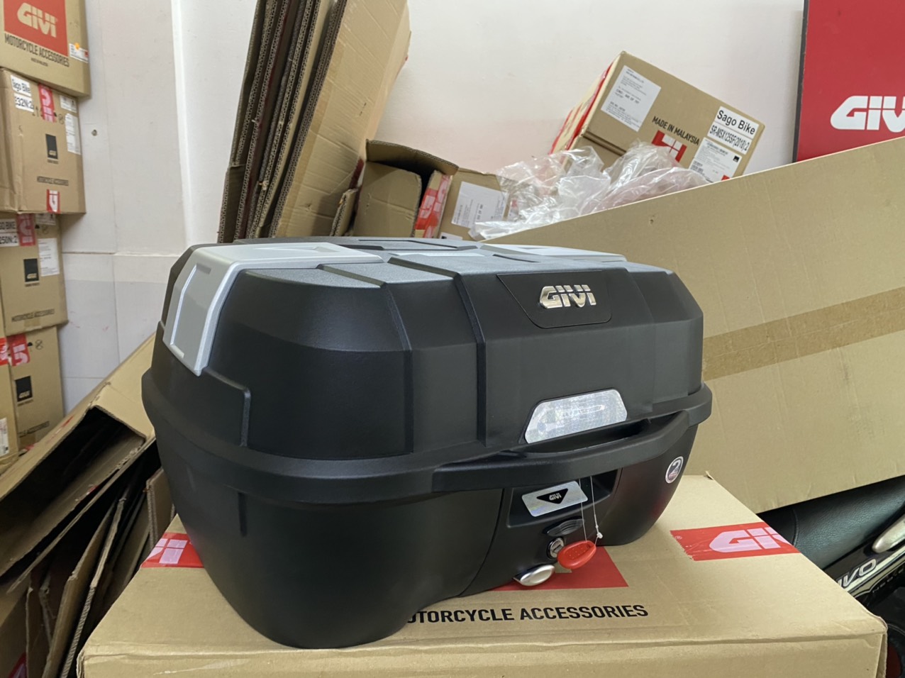 Thùng givi B45NM, thùng sau xe 45lit kèm đế, ốc gắn