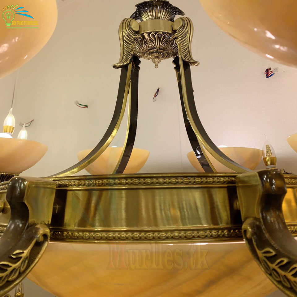 Đèn chùm đồng nguyên chất chao đá vàng dẫn sáng bền bỉ với thời gian 1203, đèn chùm tân cổ điển kiểu dáng sang trọng tinh tế, hoa văn họa tiết tinh xảo tạo điểm nhấn đắt giá cho mọi không gian nội thất