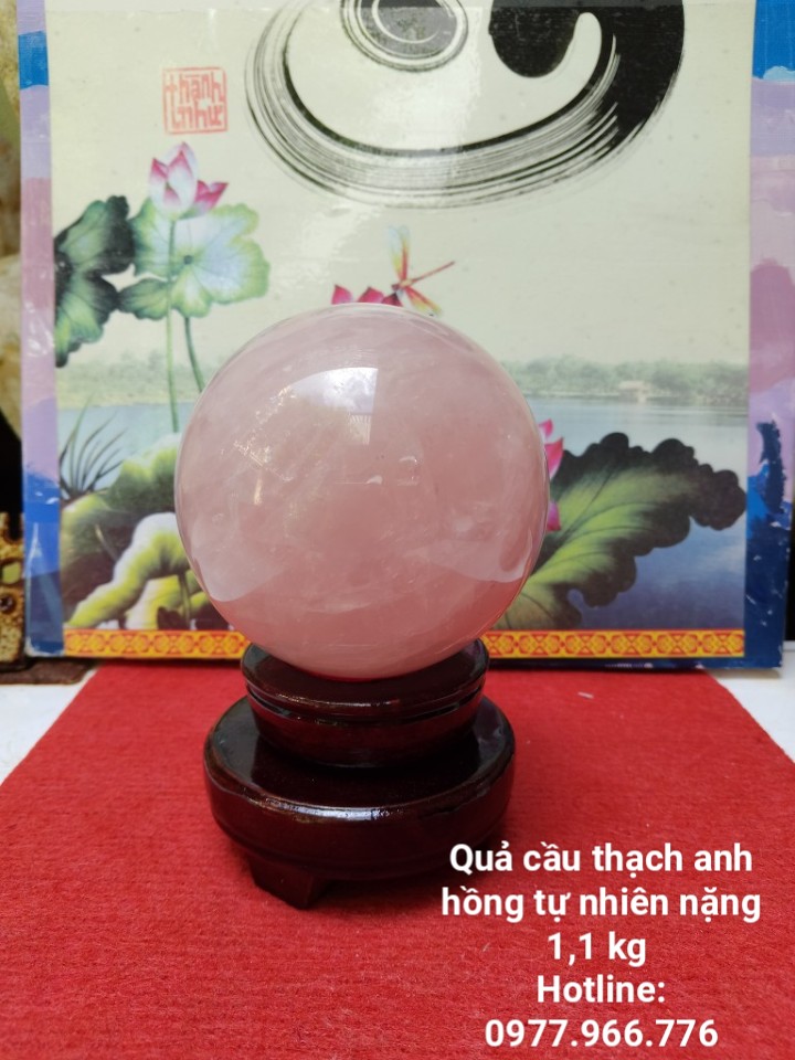 Quả Cầu Đá Thach Anh Hồng Phong Thủy Có Tặng Kèm Đế Gỗ Xoay (1,1 kg)