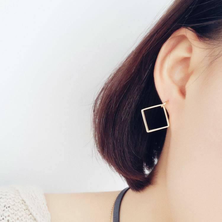 Khuyên tai mini vuông