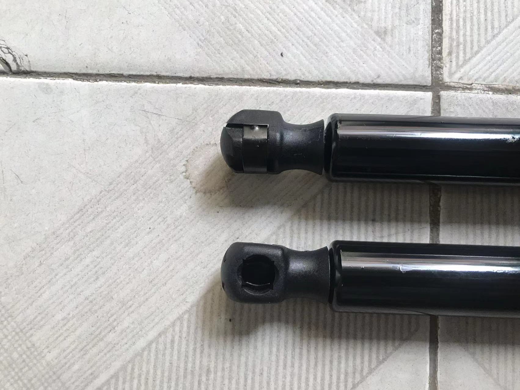 Ty chống cốp sau Dongben X30