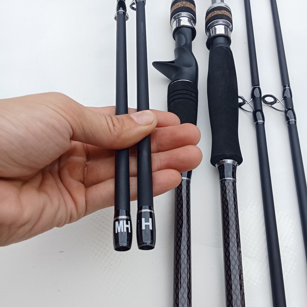 Bộ Cần Câu Lure Đứng Hunting Black 2 Ngọn + Máy Deukio AC Tặng Đầy Đủ Phụ Kiện