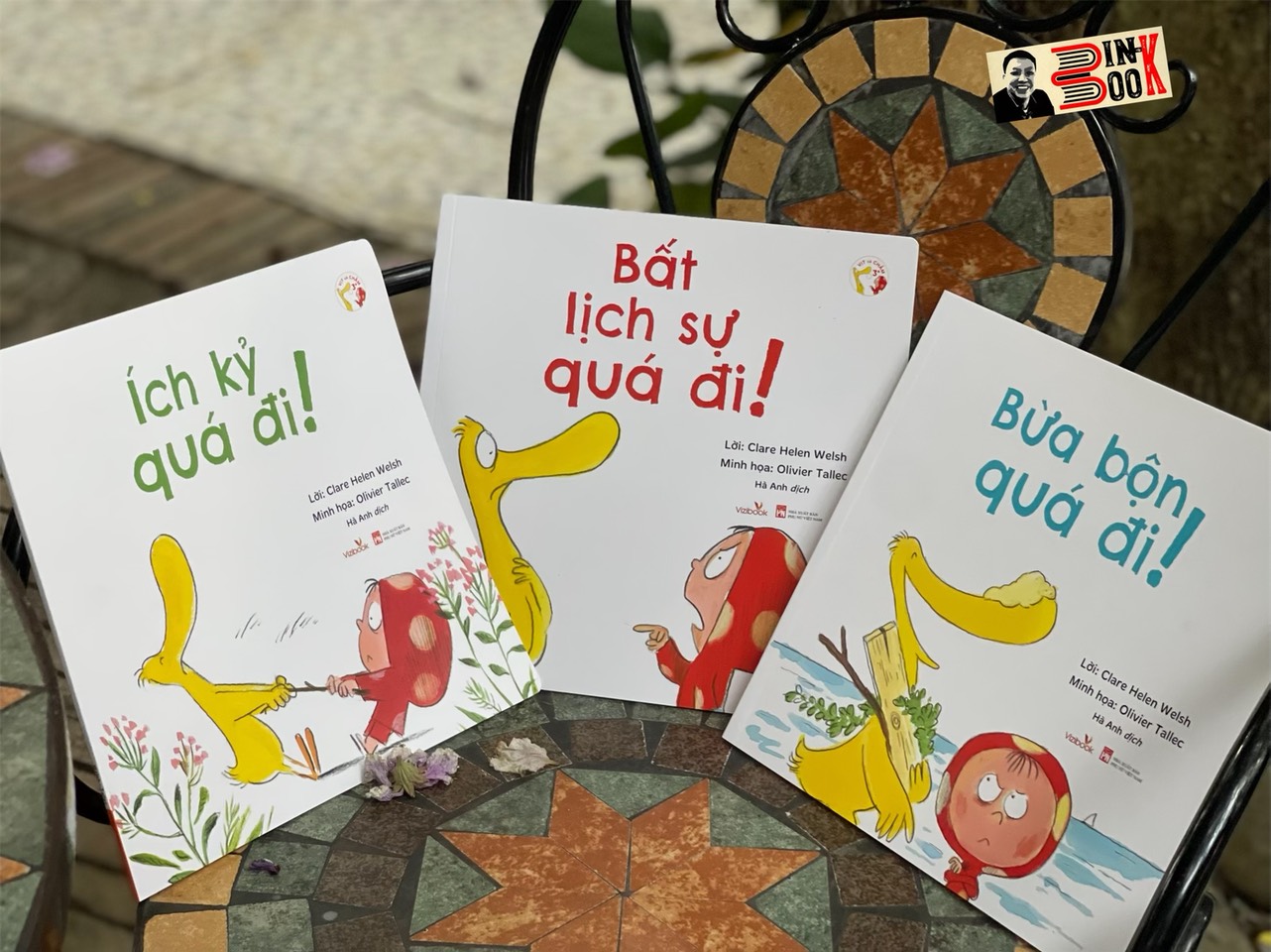 VỊT VÀ CHẤM - Clare Helen Welsh - Minh họa: Oliver Tallec - Hà Anh dịch - Vizibook - bìa mềm, in màu