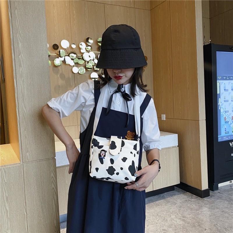 Túi đeo chéo bò sữa ulzzang tặng kèm 2 huy hiệu xinh xắn