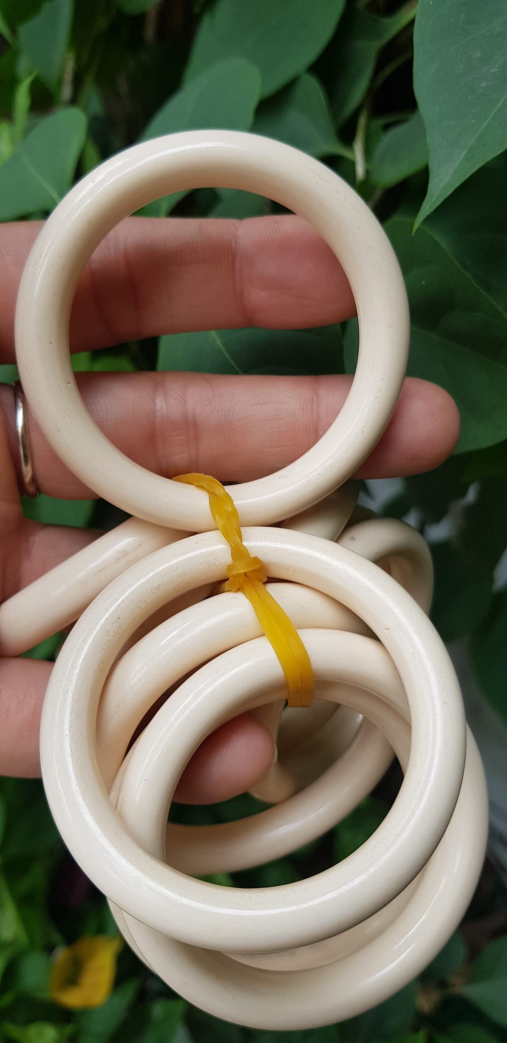 Vòng Đeo Tay Cho Bé Trai Gái đeo từ 1 tuổi -dưới 4 tuổi Màu Trắng Giả Ngà Hay Gọi Xương Mỹ Nghệ tròn đẹp Vòng cho em bé đeo Ni 39mm x cọng 7mm shop giao bất kỳ đồng giá rẻ mà đẹp xinh tay ạ