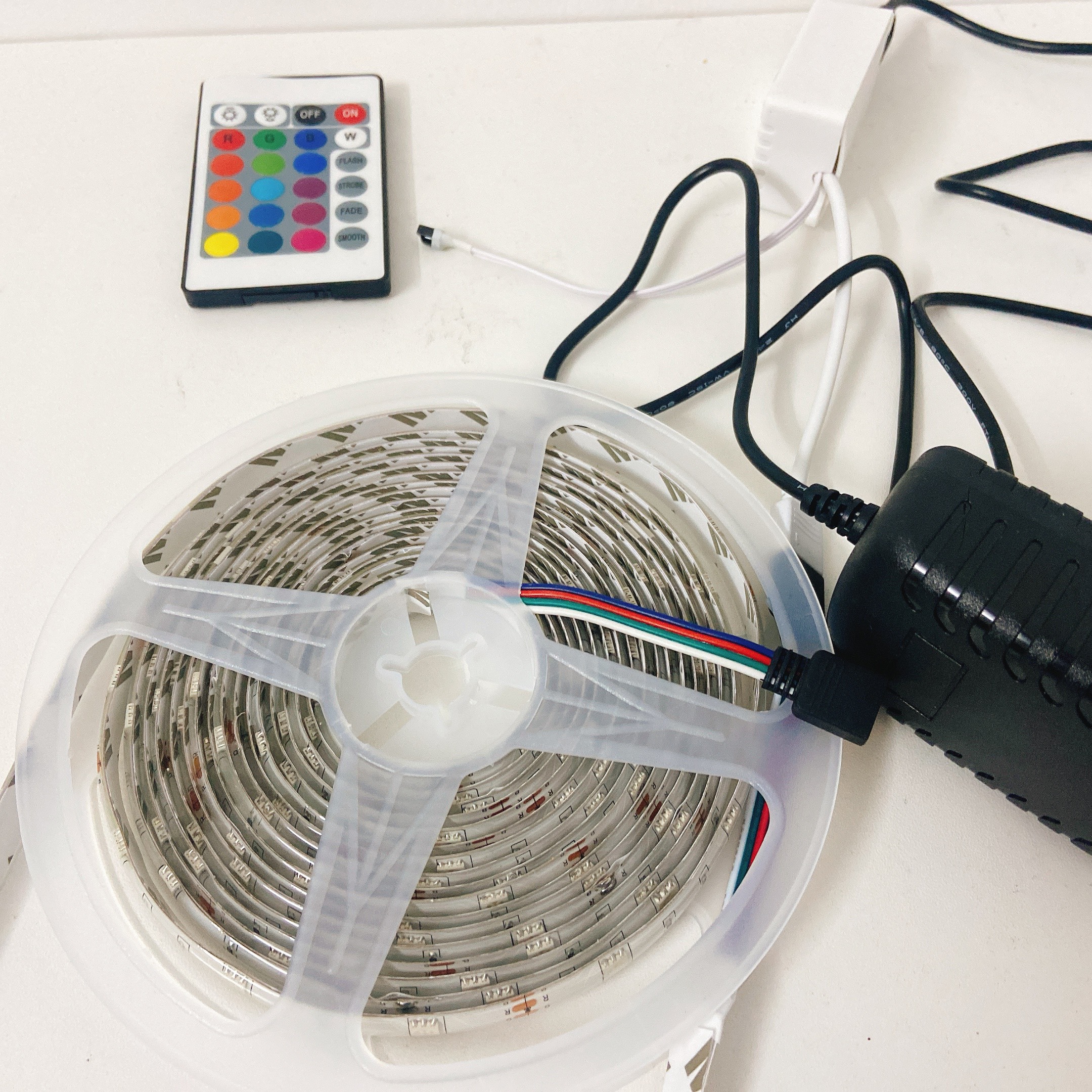 Bộ đèn Led dây dán RGB trang trí phòng, quay tiktok, chụp ảnh, quay video đẹp lung linh dài 5m kèm remote điều khiển - Hàng chính hãng