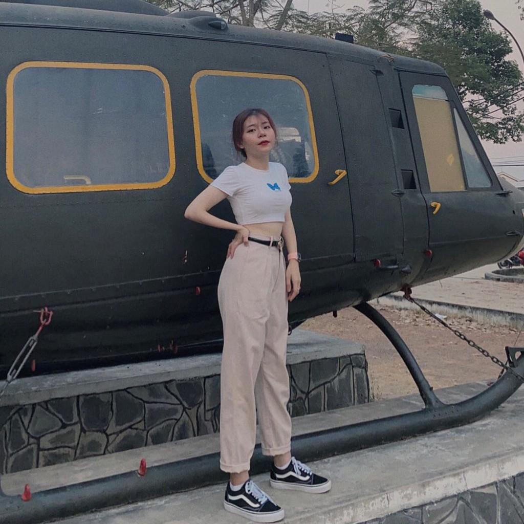 Áo croptop thêu hình bướm nhỏ
